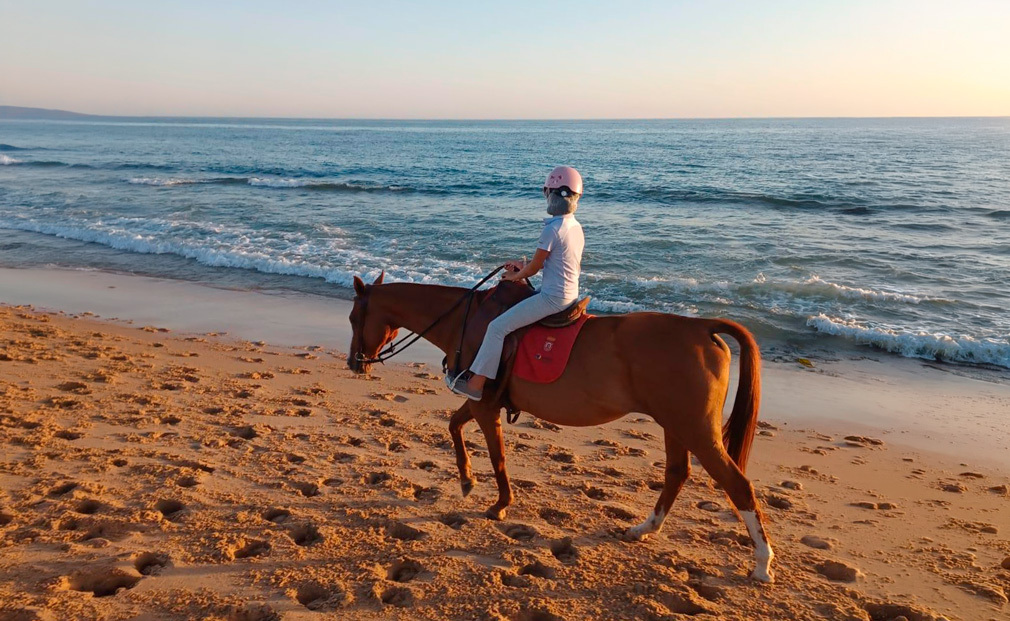 Ruta a caballo y atardecer zahora